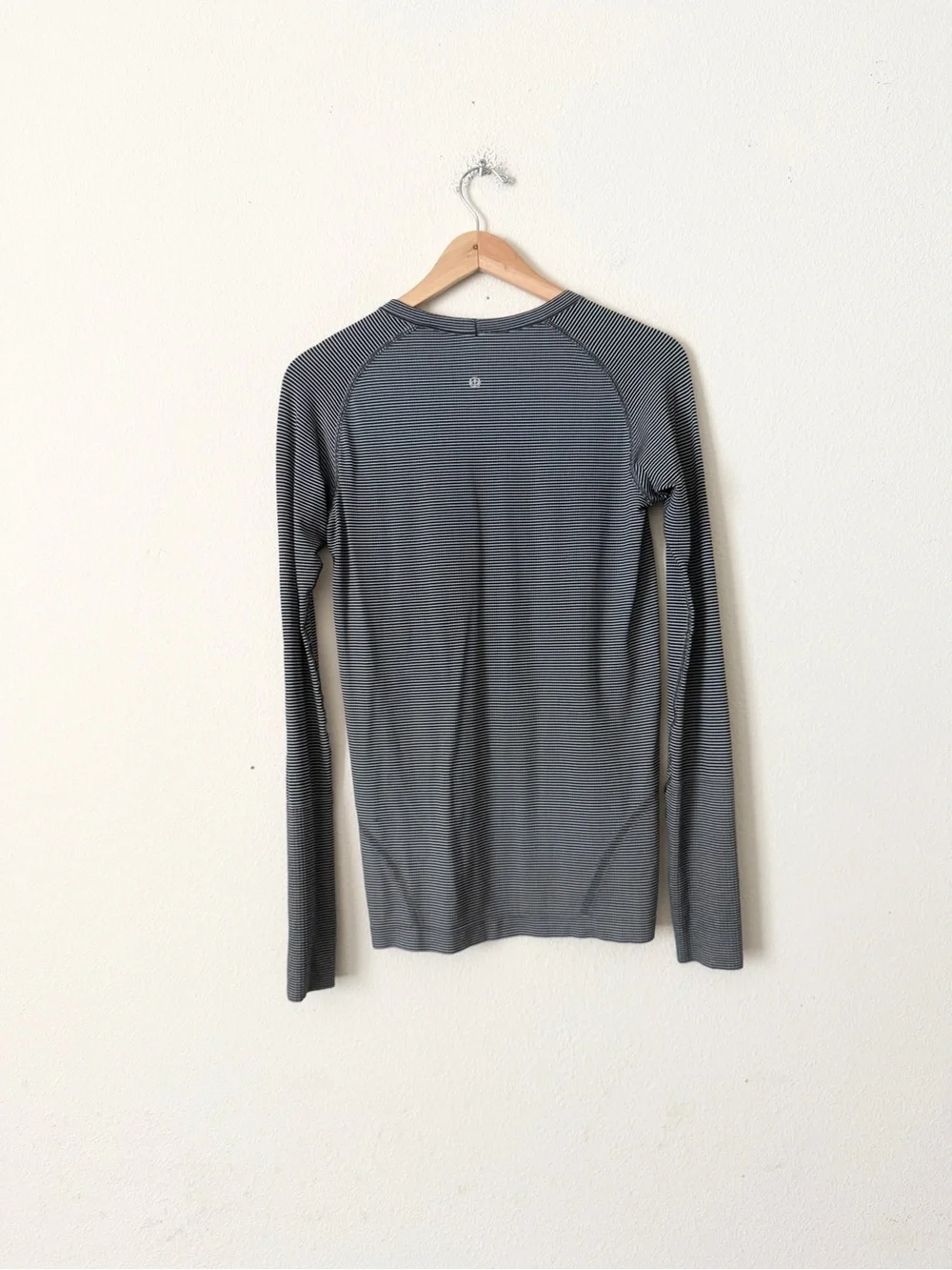 Lululemon SIZE 10 Swiftly Tech black & white striped long sleeve seamless top